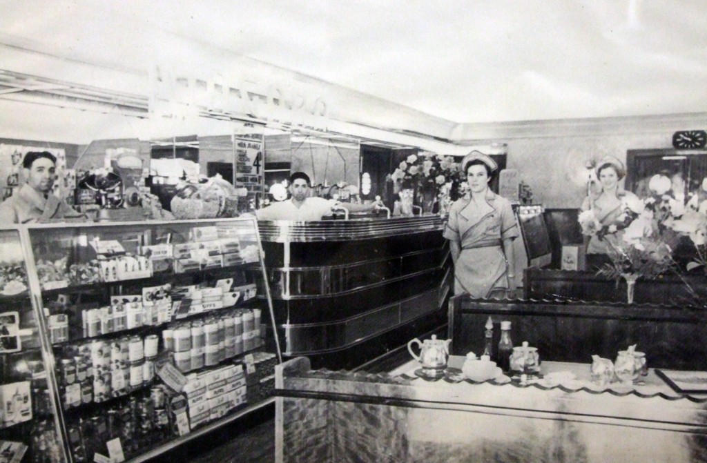 Niagara Cafe staff, Gundagai 1939